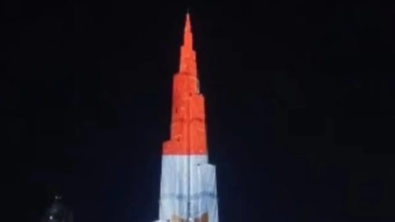 إضاءة رائعة.. برج خليفة يحتفل بفوز منتخب مصر
